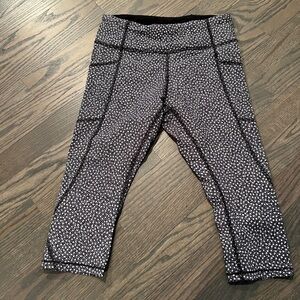 Black & White Lululemon pedal pushers, size 4